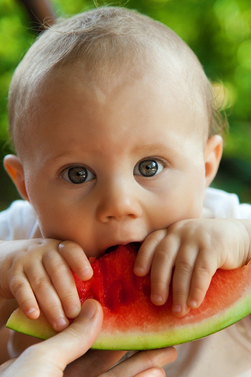 bebe-comiendo-fruta